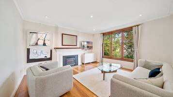 Apartment | Living area | Fireplace