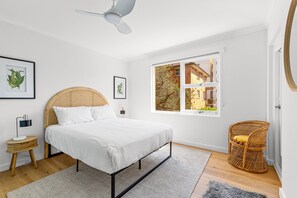 Apartment | 3 bedrooms, laptop workspace, iron/ironing board - Gorgeous 3-bed Manly Pad, Short Walk to the Beach (Sydney)