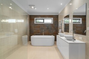 Appartement | Salle de bain | Baignoire, sèche-cheveux, serviettes fournies, savon