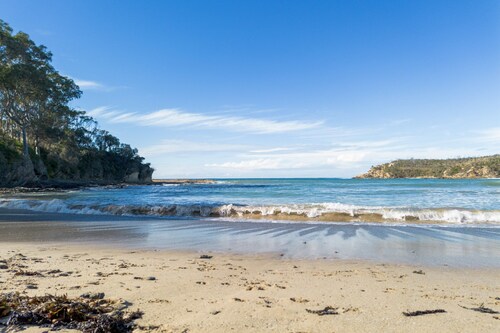 Secluded 3-bed Retreat Moments to the Beach