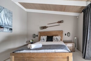 3 bedrooms, iron/ironing board, bed sheets - Secluded 3-bed Retreat Moments to the Beach (Surf Beach)