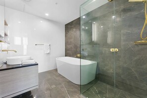 Apartment | Bathroom | Bathtub, towels, soap, shampoo