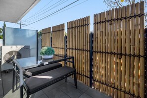 Apartment | Balcony - Cosy 1-bed With Private Balcony By Showgrounds (Melbourne)