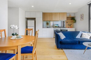 Apartment | Living room - Cosy 1-bed With Private Balcony By Showgrounds (Melbourne)