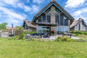 Villa | Outdoor dining - Luxurious and Sustainable 6-person Holiday Villa (De Koog)