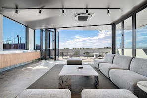 Balcony - Chic Studio Stay Near Cafes and Coastline (Perth)