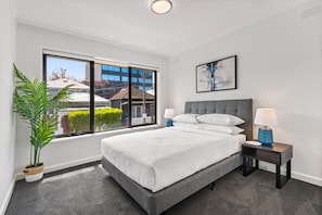 Apartment | 1 bedroom, iron/ironing board, bed sheets - Cosy 1-bed Balcony Unit in Quiet Street by Shops (Melbourne)