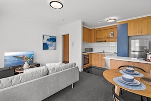 Apartment | Living room - Cosy 1-bed Balcony Unit in Quiet Street by Shops (Melbourne)