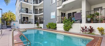 2-bed Escape With Pool, Steps From Torquay Beach