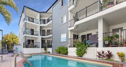 2-bed Escape With Pool, Steps From Torquay Beach