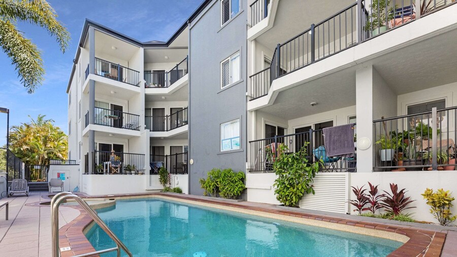 2-bed Escape With Pool, Steps From Torquay Beach