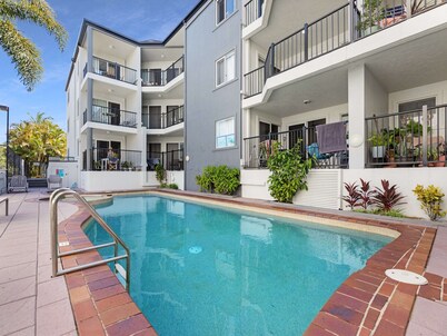 2-bed Escape With Pool, Steps From Torquay Beach