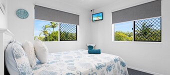 2-bed Escape With Pool, Steps From Torquay Beach