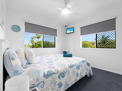 2-bed Escape With Pool, Steps From Torquay Beach