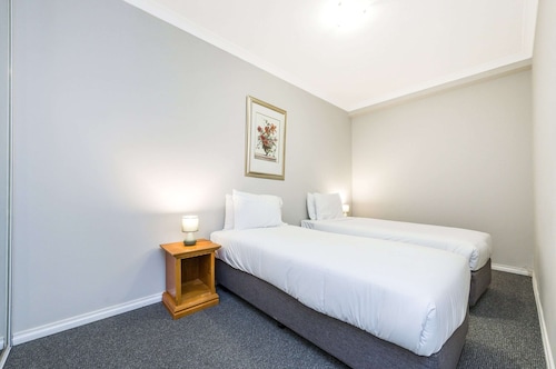 Central East Perth Flat With Pool & Gym Access