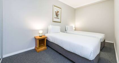 Central East Perth Flat With Pool & Gym Access