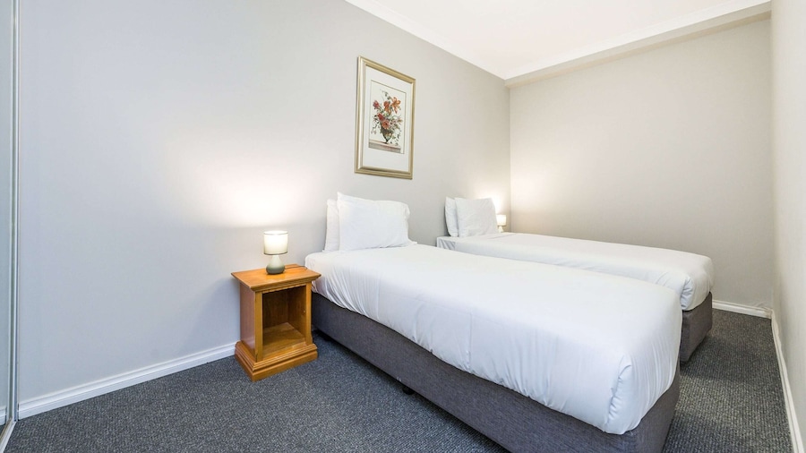 Central East Perth Flat With Pool & Gym Access