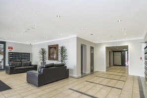 Apartment | Games room - Central East Perth Flat With Pool & Gym Access (Perth)