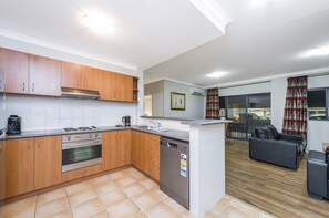 Apartment | Private kitchen - Central East Perth Flat With Pool & Gym Access (Perth)