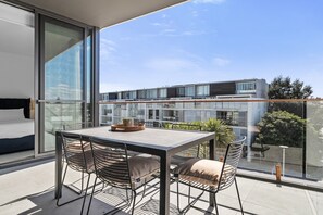 Apartment | Outdoor dining - Stylish 2-bed Apartment With Rooftop BBQ Access (Perth)