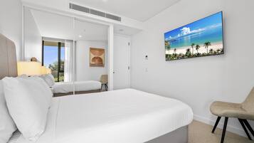 2 bedrooms, laptop workspace, iron/ironing board, bed sheets