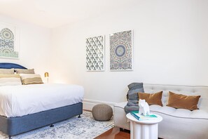 Departamento | Espacio para trabajar con laptop y tabla de planchar con plancha 