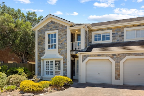 Elegant 3-bed Home From Sunny Glenelg Beach