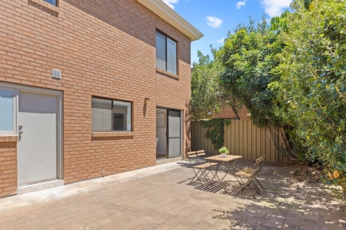 Elegant 3-bed Home From Sunny Glenelg Beach
