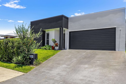 Premium 4-bed Coastal Escape With BBQ and Pool