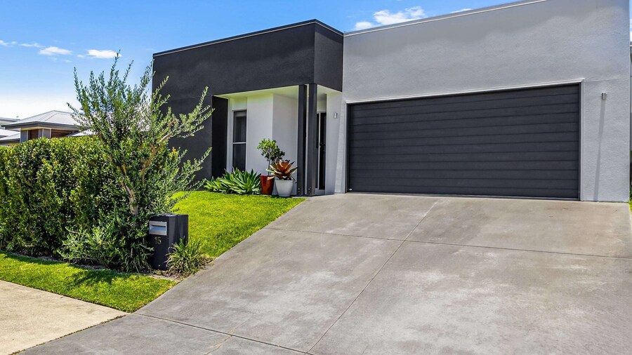 Premium 4-bed Coastal Escape With BBQ and Pool