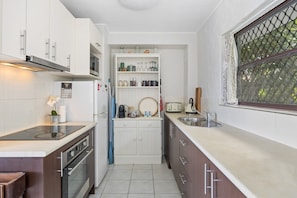 Căn hộ | Bếp riêng | Dụng cụ nấu nướng/bát dĩa/dao nĩa