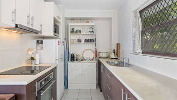 Apartment | Private kitchen | Cookware/dishes/utensils