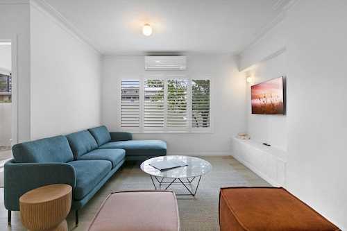 Mediterranean Surfers Paradise Townhouse With BBQ