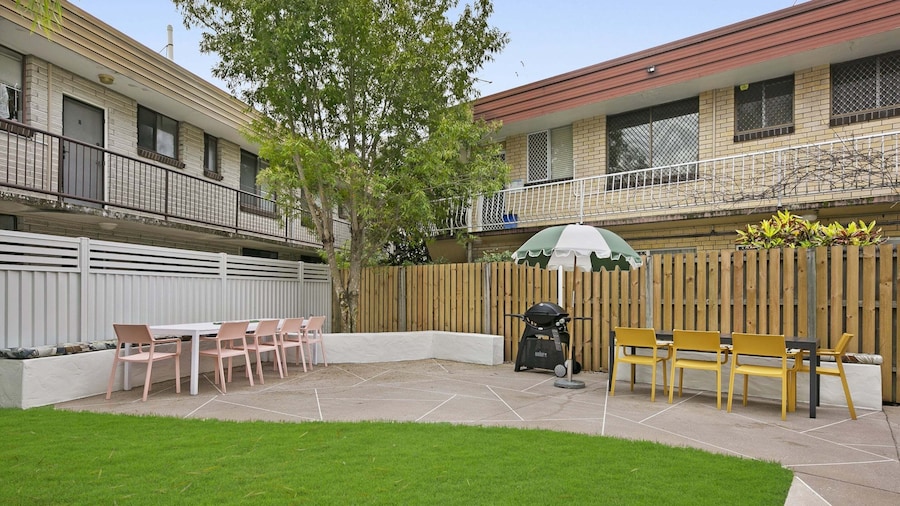 Mediterranean Surfers Paradise Townhouse With BBQ