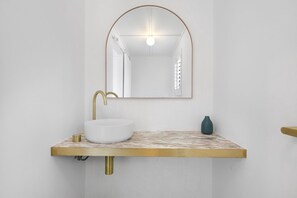 Apartment | Bathroom | Bathtub, hair dryer, towels, soap - Mediterranean Surfers Paradise Townhouse With BBQ (Gold Coast)