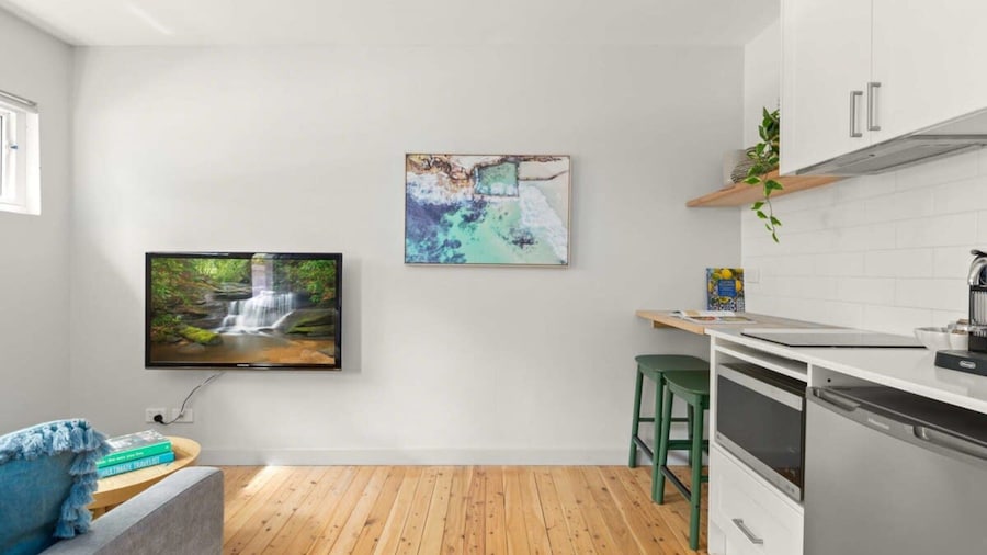 Modern 1-bed Pad Minutes Away From Beach