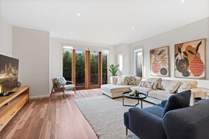 Apartment | Living area - Chic 2-bed Home By Bustling Shops (Melbourne)