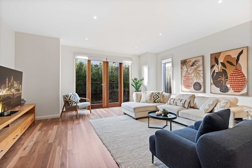 Chic 2-bed Home By Bustling Shops