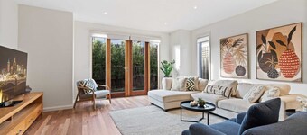 Chic 2-bed Home By Bustling Shops