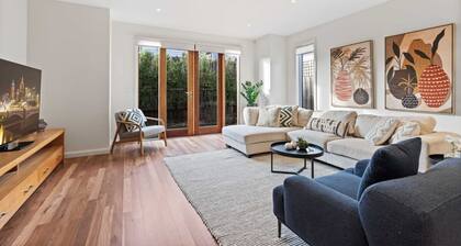 Chic 2-bed Home By Bustling Shops