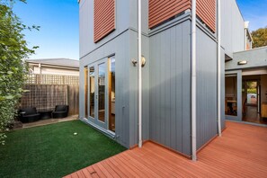 Apartment | Terrace/patio - Chic 2-bed Home By Bustling Shops (Melbourne)