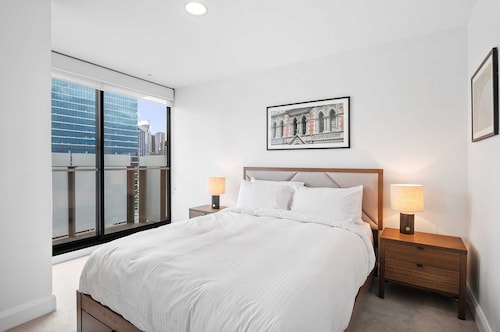 Sleek Inner-city Flat in the Heart of Melbourne