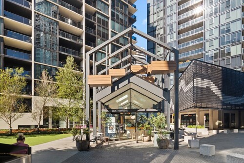 Sleek 2-bed Apartment With Rooftop Garden Access