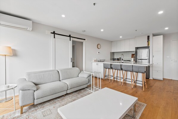 Apartment | Living room - Sleek Kensington 2-bed With BBQ Area & Gym (Melbourne)