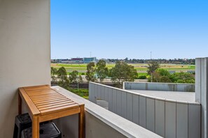 Apartment | Balcony - Sleek Kensington 2-bed With BBQ Area & Gym (Melbourne)
