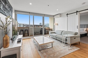 Apartment | Living room - Sleek Kensington 2-bed With BBQ Area & Gym (Melbourne)
