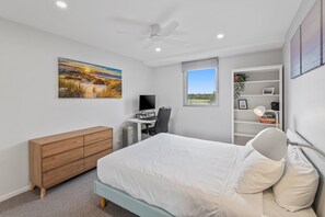 Apartment | 2 bedrooms, laptop workspace, iron/ironing board, bed sheets - Sleek Kensington 2-bed With BBQ Area & Gym (Melbourne)