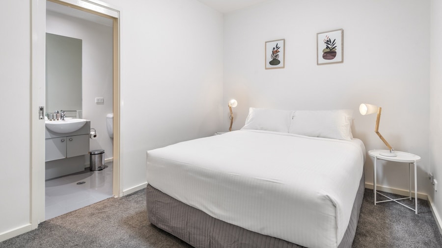 Melbourne CBD 2BR Apt With Pool & Gym Access