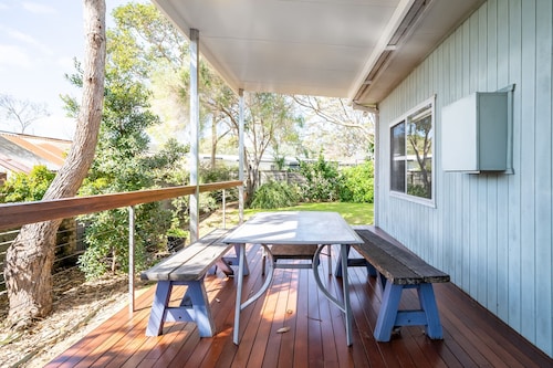 Cosy Getaway With Fireplace and Spacious Backyard