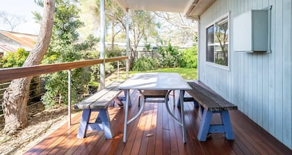 Cosy Getaway With Fireplace and Spacious Backyard